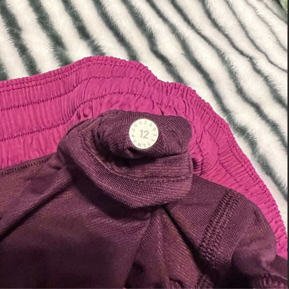 Lululemon Purple Raspberry Hotty Hot 2.5 Shorts SZ 12 - Picture 3 of 3